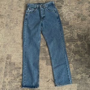 Carhartt women’s straight fit jean. Size 28. Runs small.